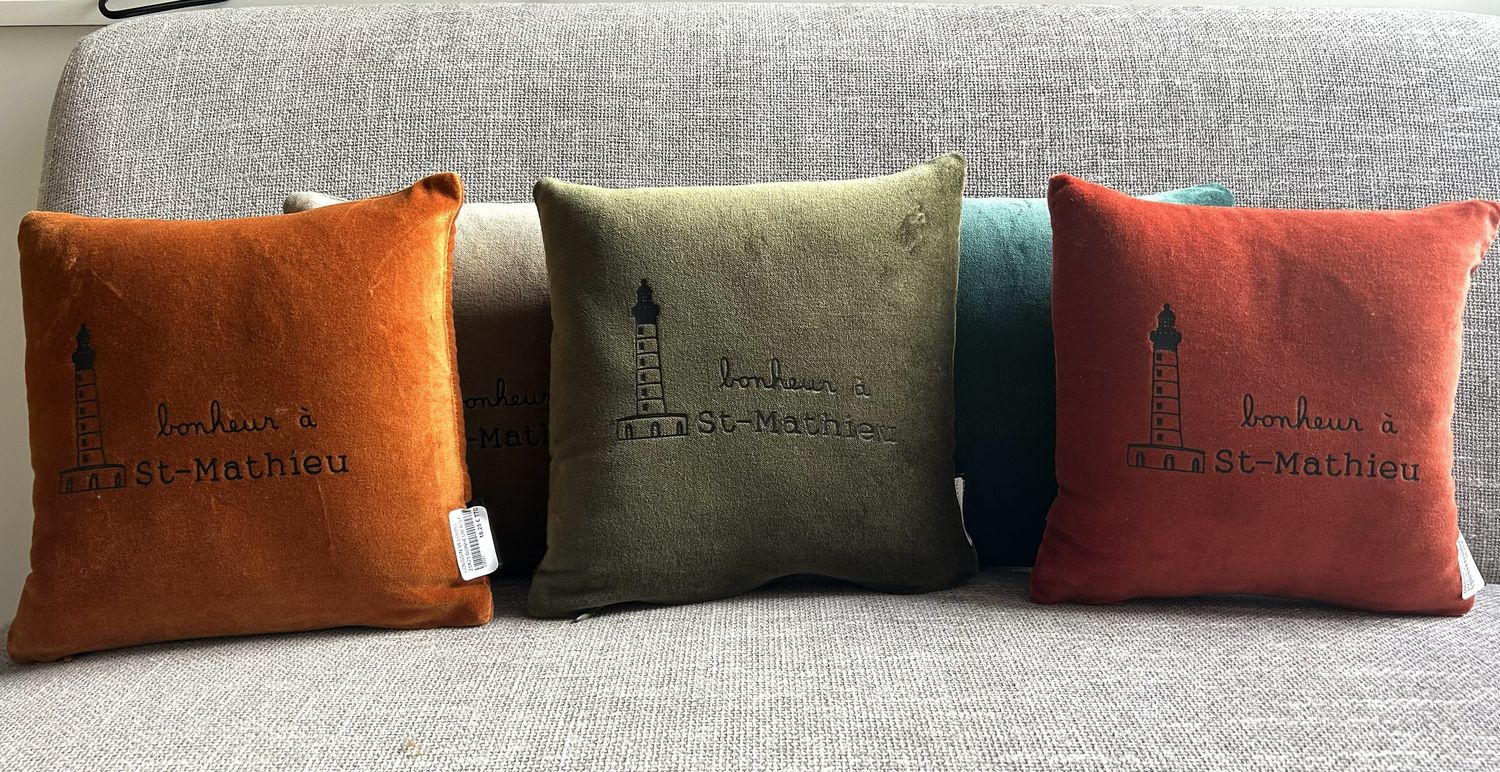 COUSSIN VELOURS 25X25 "BONHEUR A ST-MATHIEU" COUSSIN VELOURS 25X25 "BONHEUR A ST-MATHIEU"