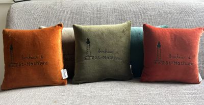 COUSSIN VELOURS 25X25 "BONHEUR À ST-MATHIEU" COUSSIN VELOURS 25X25 "BONHEUR À ST-MATHIEU"