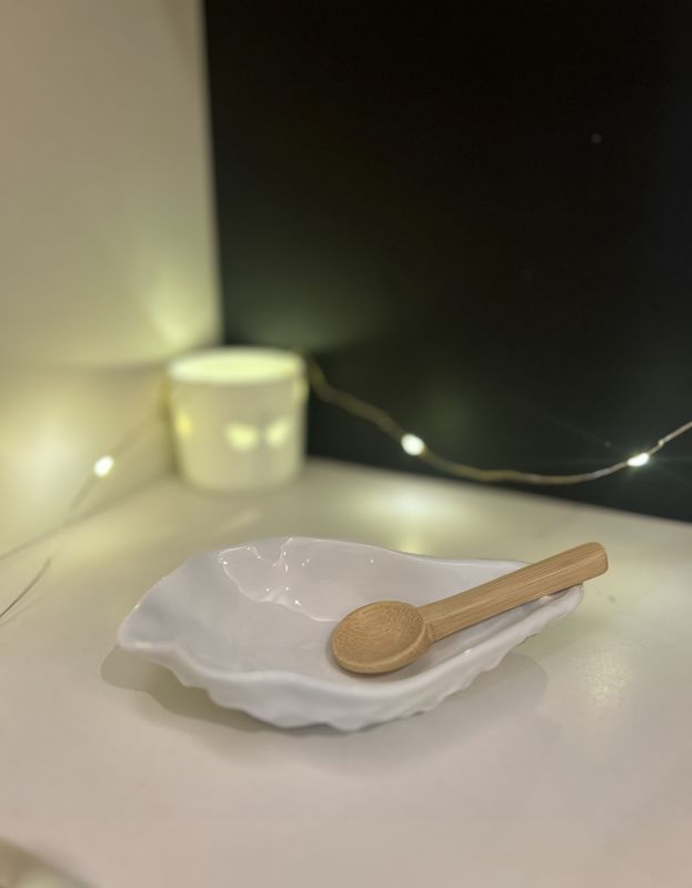 COUPELLE D'HUÎTRE ET CUILLÈRE EN BOIS COUPELLE D'HUÎTRE ET CUILLÈRE EN BOIS