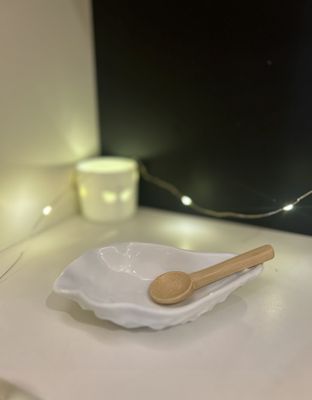 COUPELLE D&#39;HUÎTRE ET CUILLÈRE EN BOIS