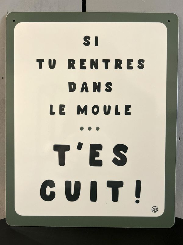 PLAQUE PERSONNALISÉE "SI TU RENTRES DANS LE MOULE ... T'ES CUIT !" PLAQUE PERSONNALISÉE "SI TU RENTRES DANS LE MOULE ... T'ES CUIT !"