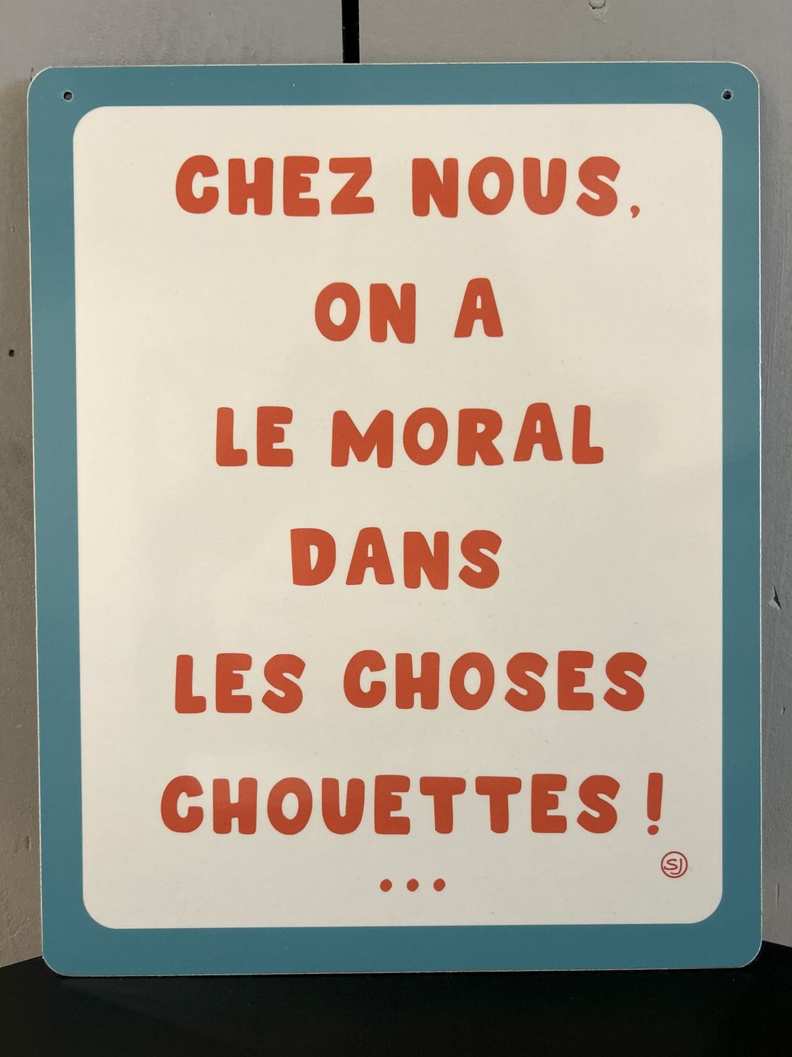 PLAQUE PERSONNALISÉE &quot;CHEZ NOUS, ON A LE MORAL DANS LES CHOSES CHOUETTES!&quot;