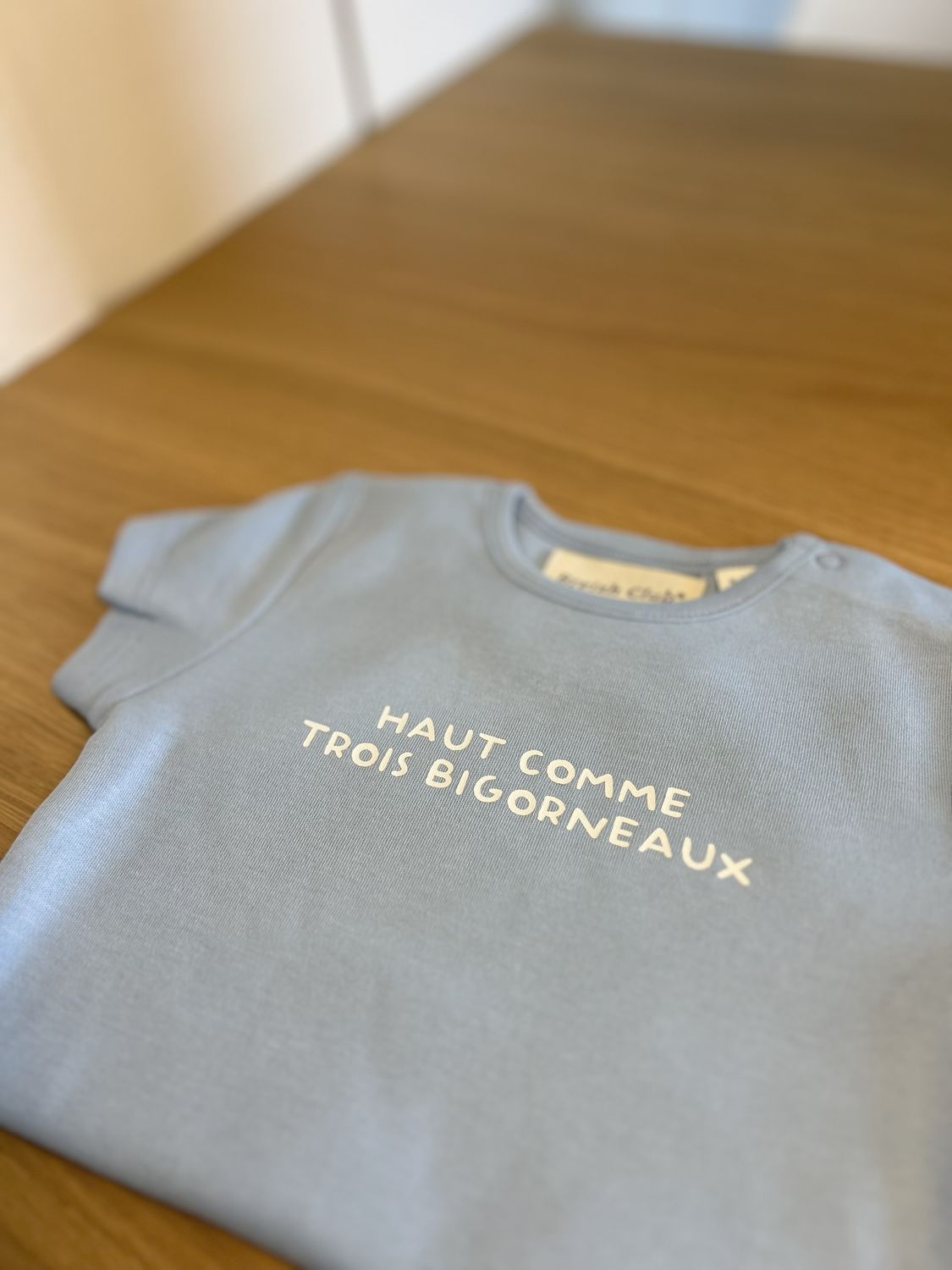 BODY BLEU CIEL "HAUT COMME TROIS BIGORNEAUX" BODY BLEU CIEL "HAUT COMME TROIS BIGORNEAUX"