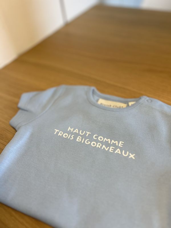 BODY BLEU CIEL "HAUT COMME TROIS BIGORNEAUX" BODY BLEU CIEL "HAUT COMME TROIS BIGORNEAUX"