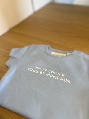 BODY BLEU CIEL "HAUT COMME TROIS BIGORNEAUX" BODY BLEU CIEL "HAUT COMME TROIS BIGORNEAUX"