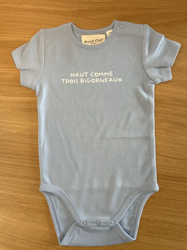 BODY BLEU CIEL "HAUT COMME TROIS BIGORNEAUX"