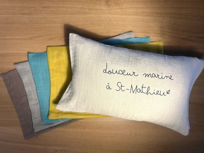 COUSSIN 30X50 "DOUCEUR MARINE À ST-MATHIEU" COUSSIN 30X50 "DOUCEUR MARINE À ST-MATHIEU"