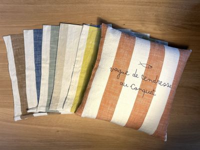 COUSSIN PERSONNALISÉ À RAYURES 40X40 "VAGUE DE TENDRESSE AU CONQUET"