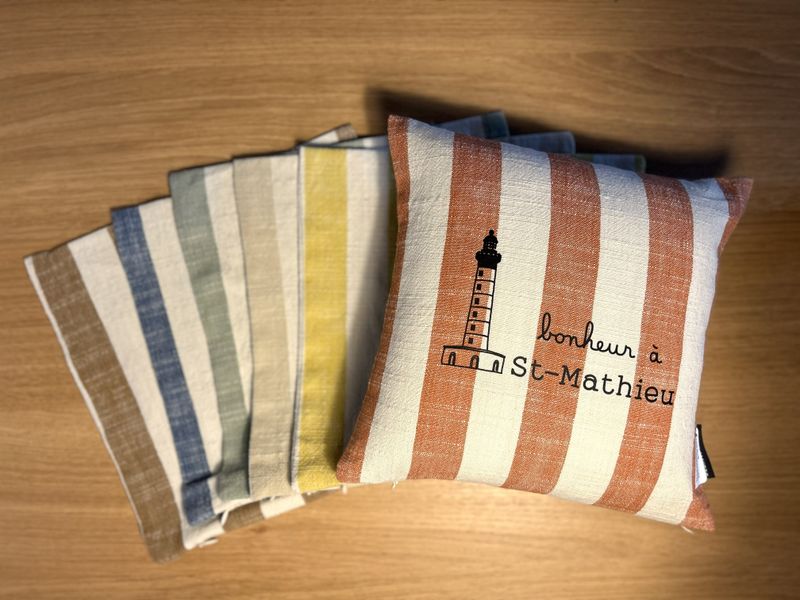 COUSSIN RAYURES 25X25 "BONHEUR À ST-MATHIEU"