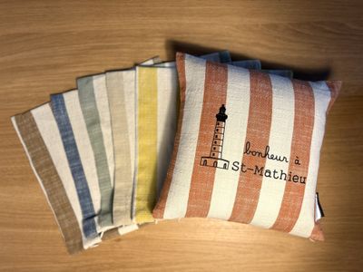 COUSSIN RAYURES 25X25 "BONHEUR À ST-MATHIEU"