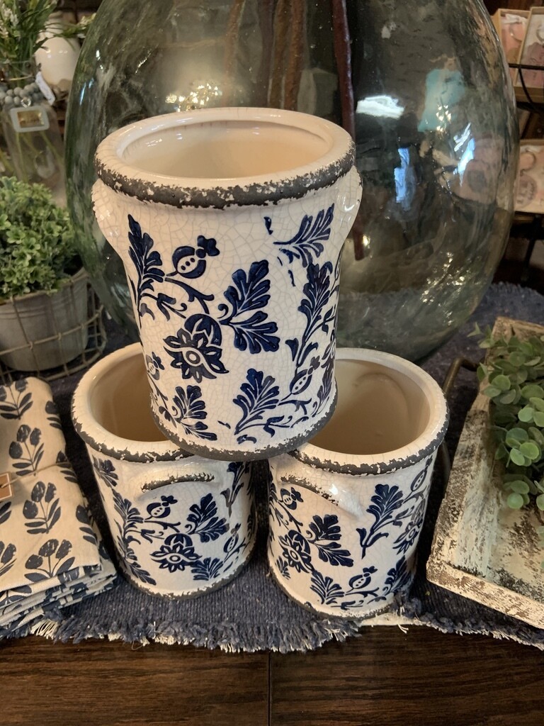 Blue floral pottery 6" x 5"
