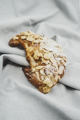 VEGAN Almond croissant