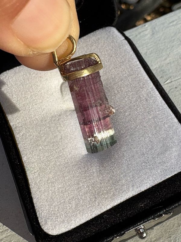 watermelon tourmaline (2.2g) in yellow gold pendant 