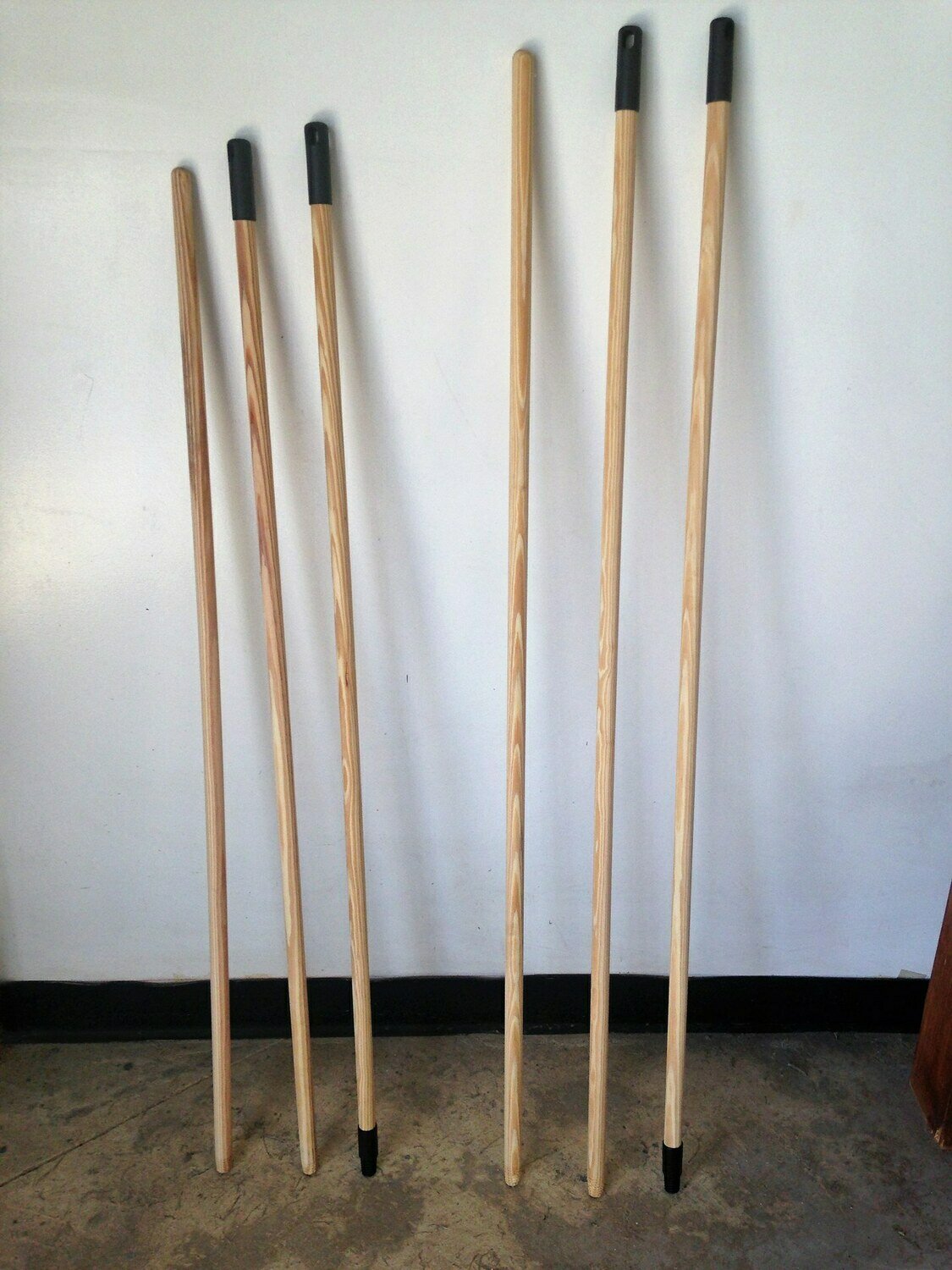 Palo Escoba Natural con Rosca y Colgador Plastico