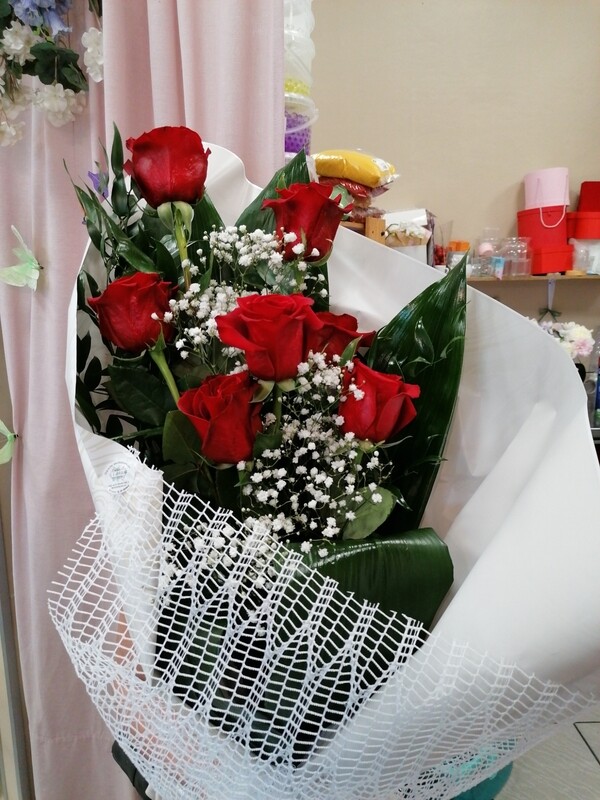 7 rose gambo lungo rosse