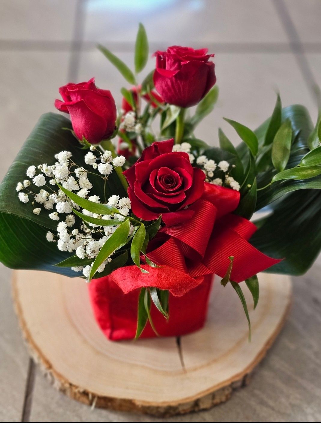 Borsetta con rose rosse