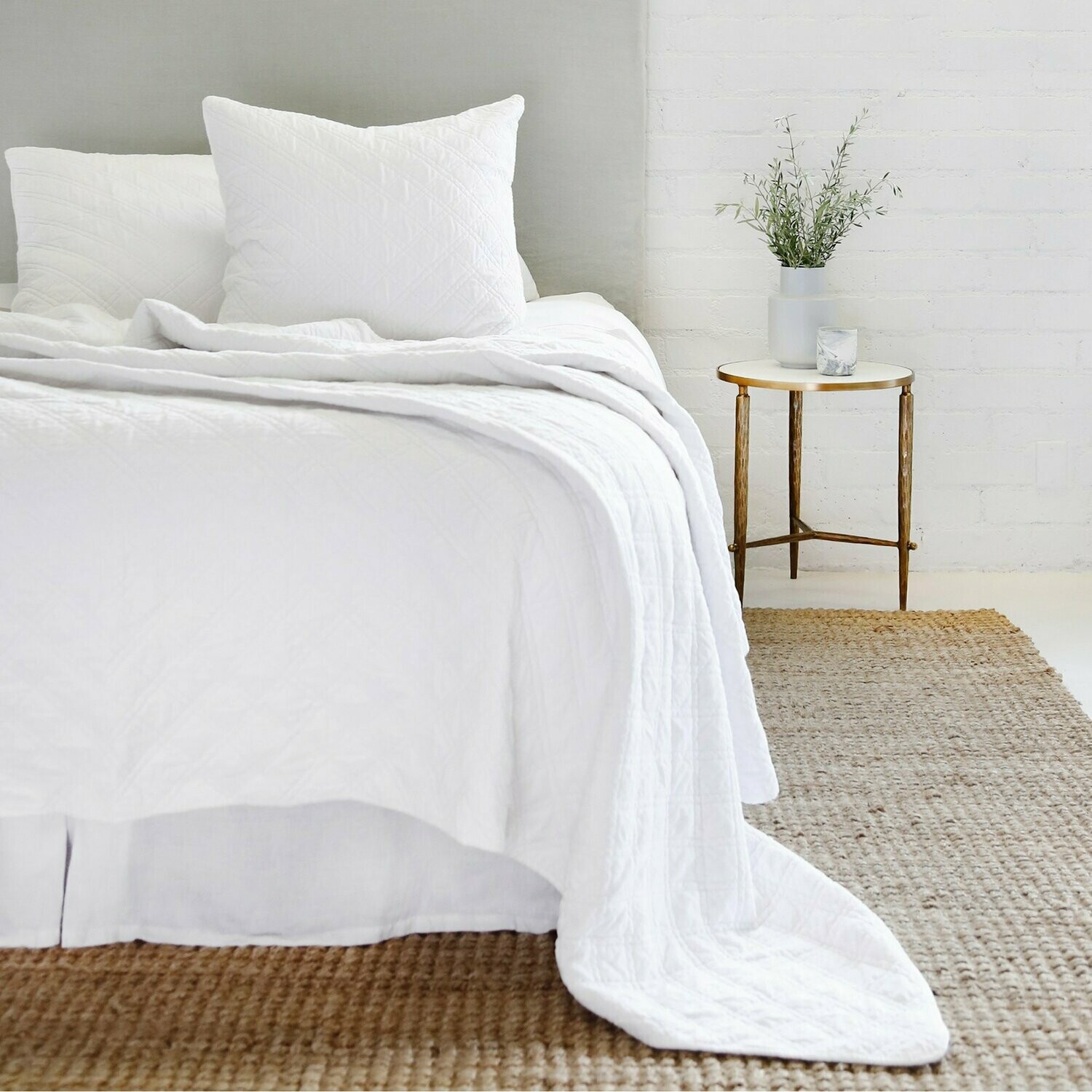 Pompom Coverlet Brussels Queen