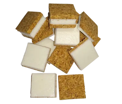 Korkstapelscheiben lose mit Haftschaum 3 x 16,2 x 17,5 mm Abgebildet sind Korkstapelscheiben mit Haftschaumrücken die auf einem kleinen Haufen aufeinander liegen.