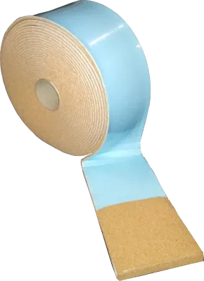 Korkstapelscheiben abgebildet auf einer Rolle mit blauer Abdeckfolie auf dem Haftschaumrücken