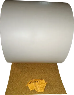 Abgebildet ist eine Rolle Korkstapelscheiben mit Abdeckpapier auf der klebenden Seite und ein par einzelne Korkstapelscheiben sind auf der Rolle dekorativ angerichtet.