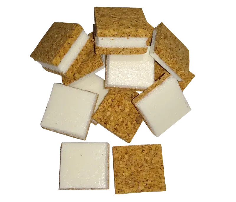 Abgebildet sind Korkstapelscheiben mit Haftschaumrücken die auf einem kleinen Haufen aufeinander liegen. 