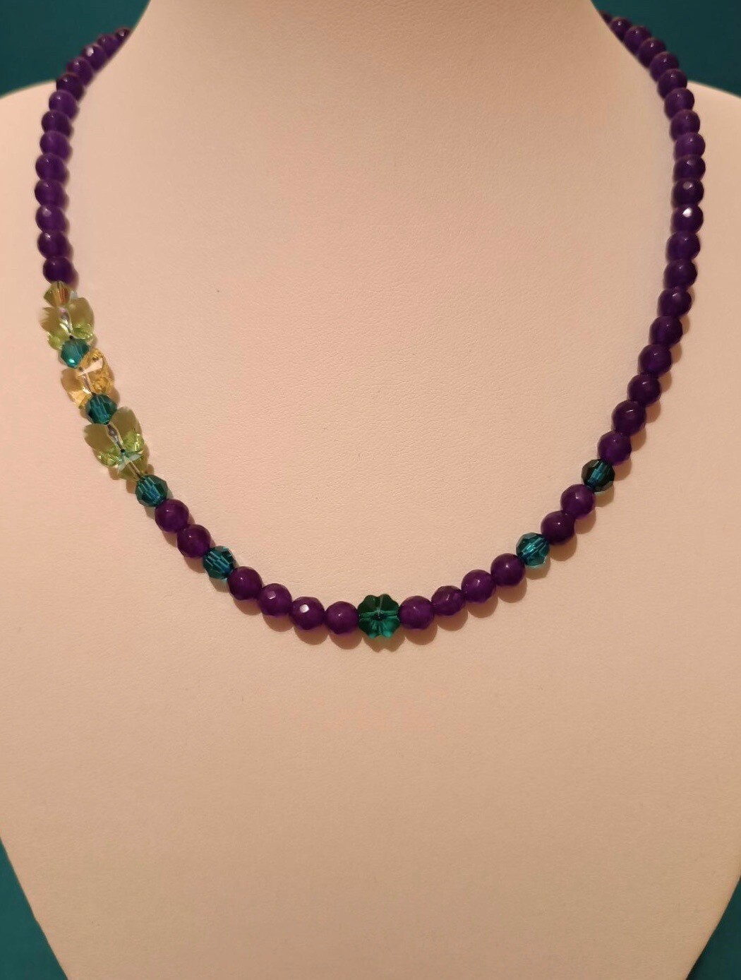 Colier din Agat mov multifatetat cu 6 cristale Preciosa si 6 cristale Swarovski