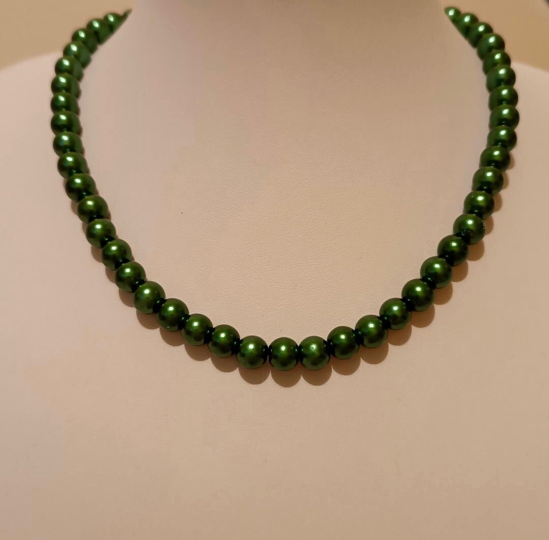 Colier din perle de sticla verde smarald