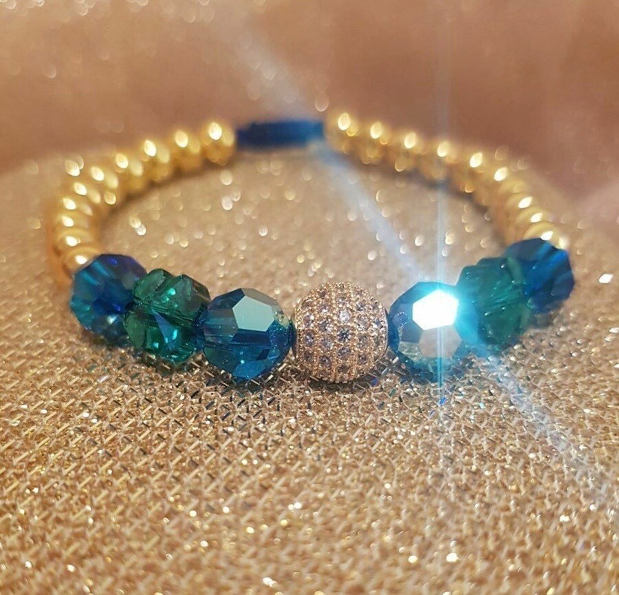 Bratara din Hematit, 6 cristale Swarovski si sfera aurie