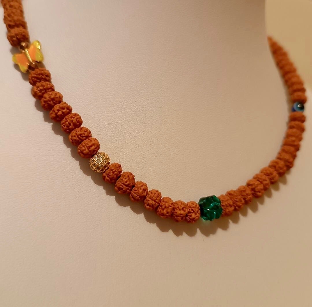 Colier Vadis cu Rudraksha, cristal Swarovski, sfera cu pietre de zirconiu, Ochiul lui Horus si fluture
