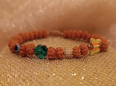 Brățară din Rudraksha cu cristal Swarovski, sfera cu pietre de zirconiu, rhinestone fluture si Ochiul lui Horus
