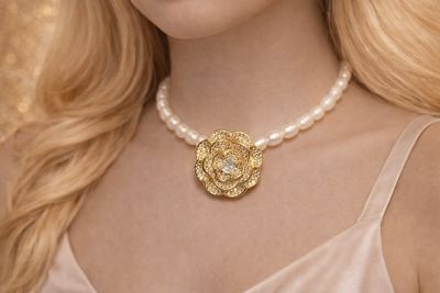 Colier din perle de cultura cu pandantiv trandafir cu pietre de zirconiu