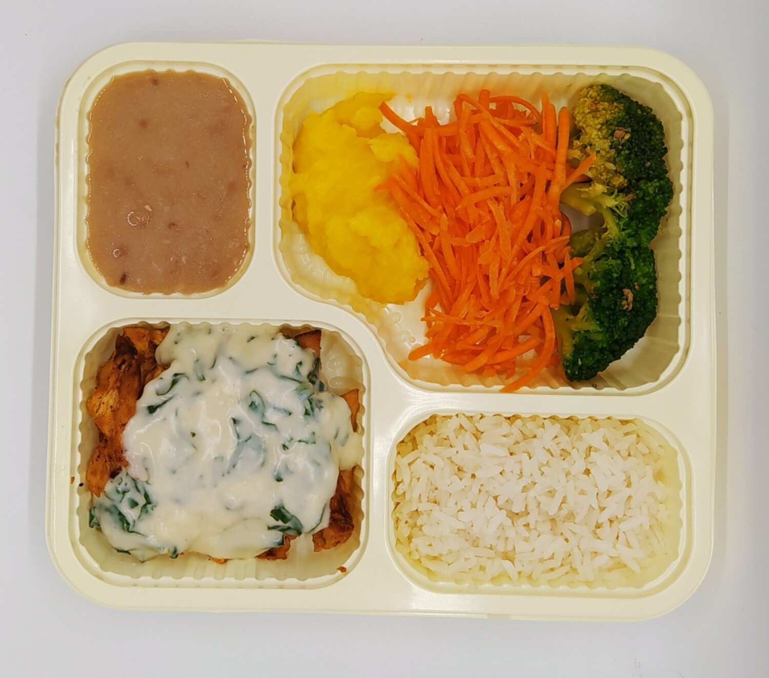MK2 - Arroz Branco, Feijão Carioca, Filet de Frango Picadinho com creme de espinafre,, Cenoura Crua, Brócolis Cozido e Purê de Madioquinha - 360g.