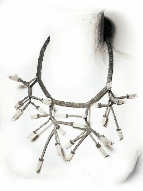 collana girocollo Fuscelli Grigia Gemme Bianche