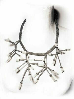 collana girocollo Fuscelli Grigia Gemme Bianche