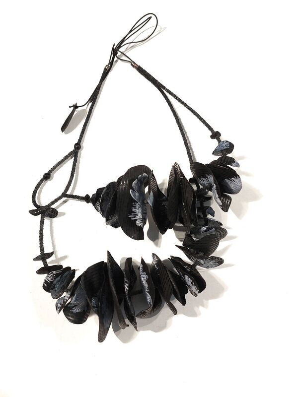 collana Fuscelli Petali Neri Piume