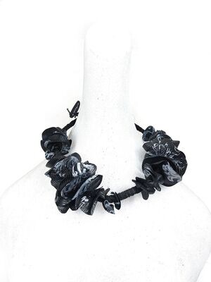 collana Fiori su Petali Neri