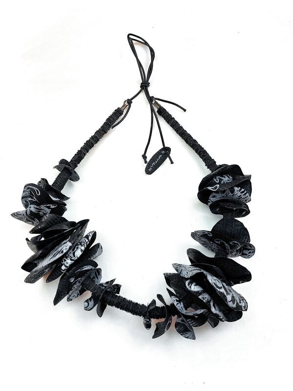 collana Fiori su Petali Neri