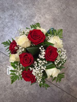 Bouquet roses rouges et blanches en bulle