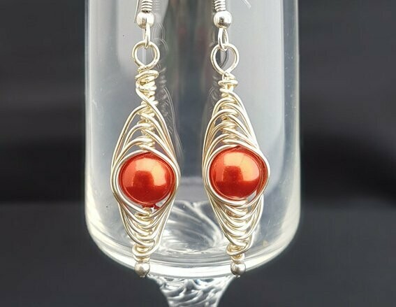 Wirewrap oorbellen rood