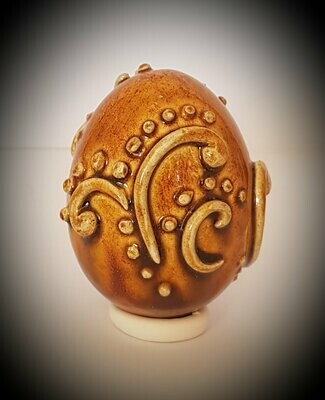 Keramisch ei handgedecoreerd met klei en glazuur
