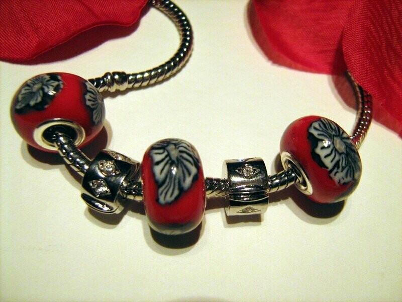 Handgemaakte pandora-style kraal rood met zwart-witte bloemen