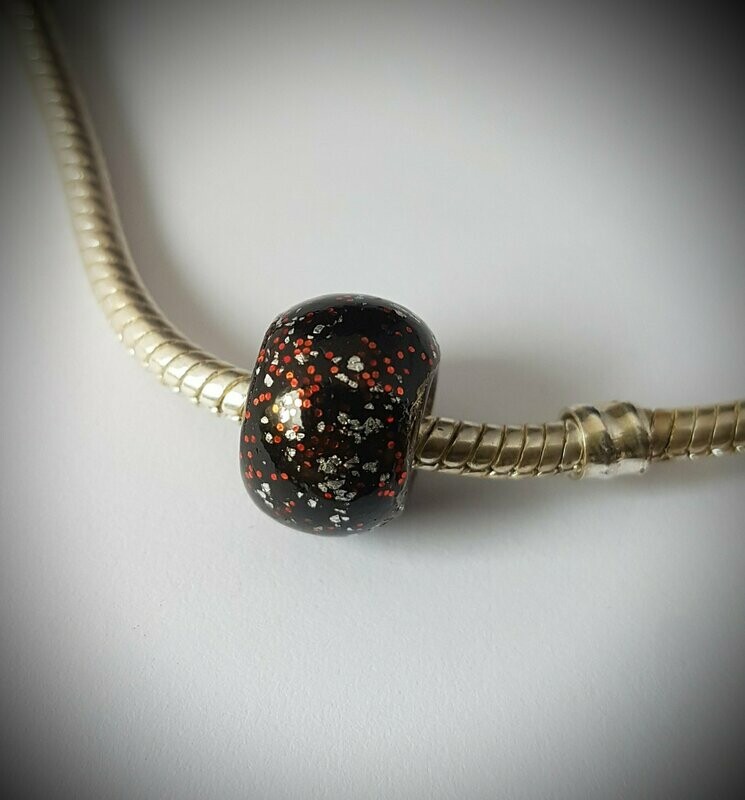 Handgemaakte pandora-style kraal zwart met rood en zilver glitter