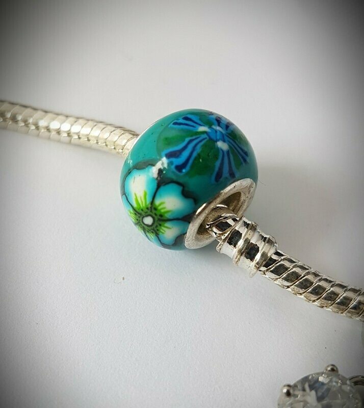 Handgemaakte pandora-style kraal groen met blauw-groene en wit-blauwe  bloemen