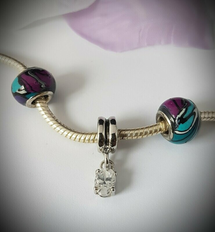 Handgemaakte pandora-style kraal met blauw, petrol en magenta patroon