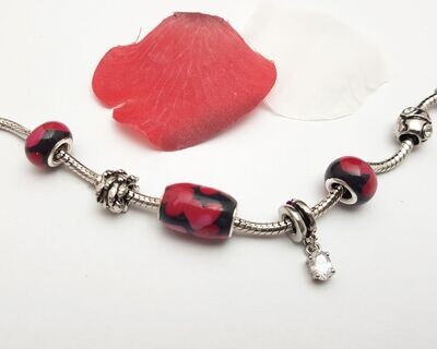 Handgemaakte pandora-style kraal zwart met rode en roze hartjes (langwerpig)