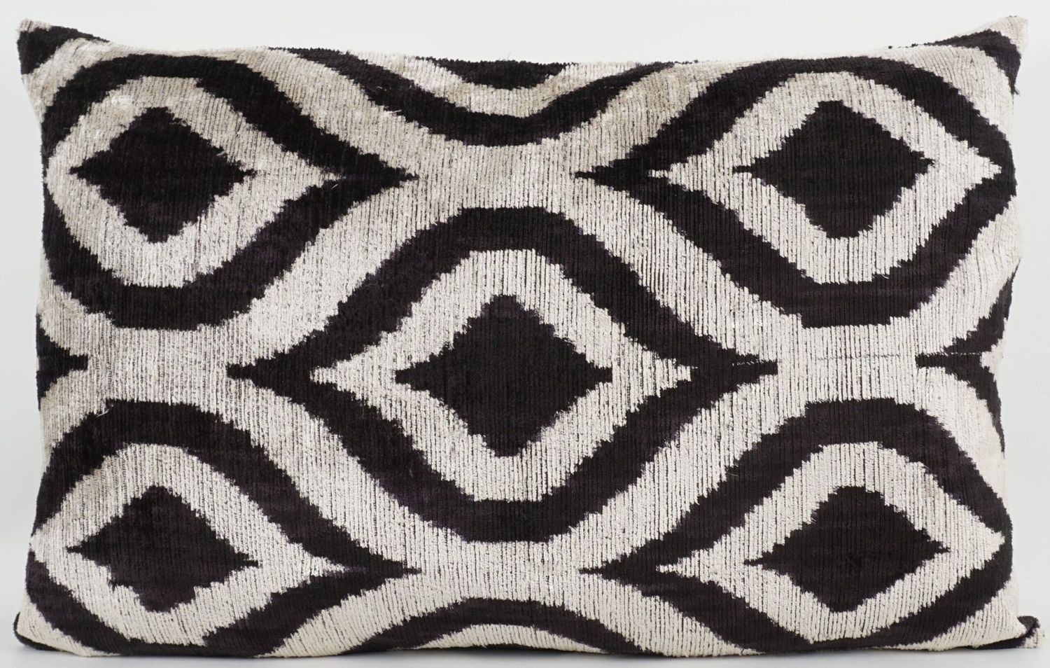 Kissenhülle Ikat „HANDMADE SILK/VELVET“ black & white 40x60cm
