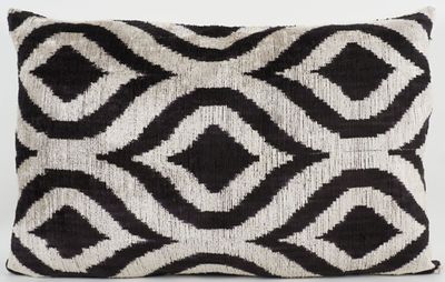 Kissenhülle Ikat „HANDMADE SILK/VELVET“ black & white 40x60cm Kissenhülle Ikat „HANDMADE SILK/VELVET“ black & white 40x60cm