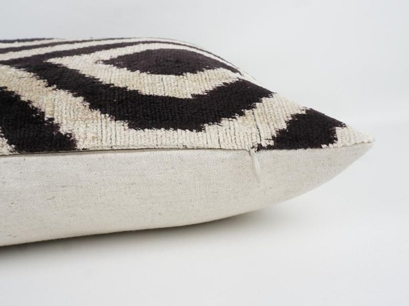Kissenhülle Ikat „HANDMADE SILK/VELVET“ black & white 40x60cm
