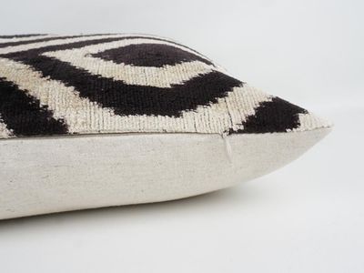 Kissenhülle Ikat „HANDMADE SILK/VELVET“ black & white 40x60cm