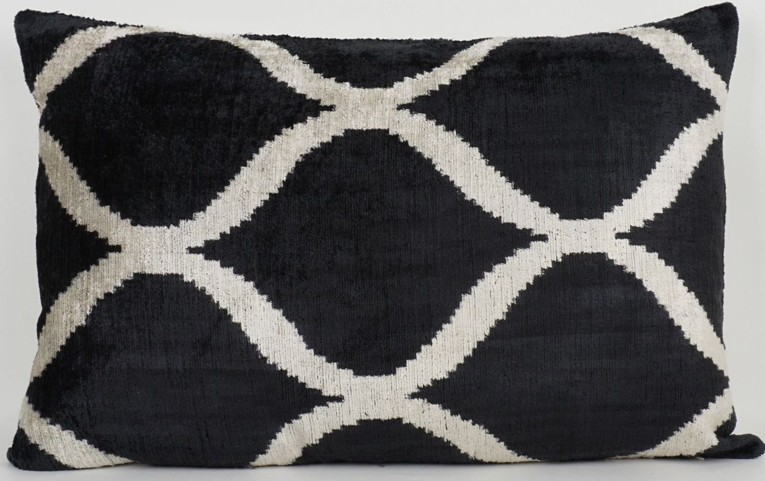 Kissenhülle Ikat „HANDMADE SILK/VELVET“ black/offwhite 40x60cm